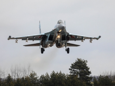 طائرة مقاتلة روسية من طراز Su-35 تشارك في تمرين بعد إقلاعها من مطار في بريست، بيلاروسيا، 11 شباط (فبراير) 2022