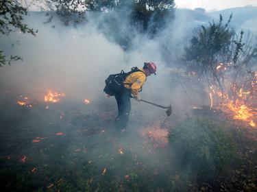 A firefighter works on the Blue Ridge Fire burning in Yorba Linda, California, October 26, 2020, photo by Ringo Chiu/Reuters
