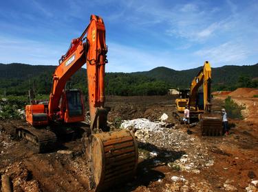 Excavators are seen at a nickel ore mining area at Kolonedalle village near Morowali, Indonesia's Sulawesi island, January 14, 2014, photo by Yusuf Ahmad/Reuters
