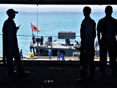 Sailors on the USS <em>Wasp</em> observe as the Japanese destroyer JS <em>Yuugiri</em> moors alongside in Okinawa, Japan, April 23, 2018, photo by Mass Communication Specialist 1st Class Daniel Barker/U.S. Navy
