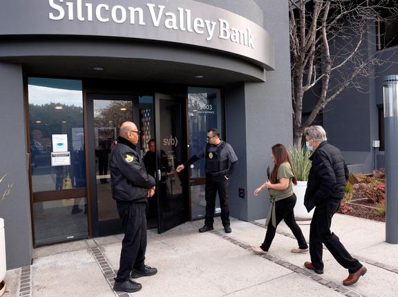 A customer is escorted into the Silicon Valley Bank headquarters in Santa Clara, California, March 13, 2023, photo by Brittany Hosea-Small/Reuters
