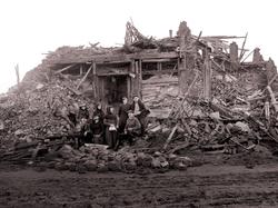French family outside their home destroyed by shelling at La Bassee in Nord-Pas-de-Calais, France, 1918, photo by Dave Bagnall Collection/Alamy Stock Photo