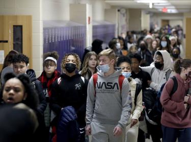 Students making their way through a hallway at Ridgeview STEM Junior High in Pickerington, Ohio, December 21, 2021, photo by Shane Flanigan/USA Today via Reuters