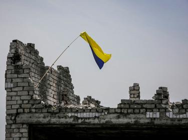 A Ukrainian flag near the front line in the newly liberated village Neskuchne in Donetsk region, Ukraine, June 13, 2023, photo by Oleksandr Ratushniak/Reuters 
